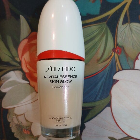 Shiseido Revitalessence Skin Glow Foundation 310 (silk) for medium skin - Picture 1 of 3